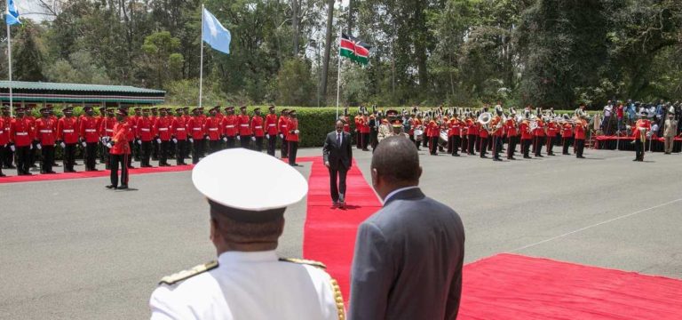 Sawirro-Madaxweyne Farmaajo oo lagu soo dhoweeyey madaxtooyada Kenya.