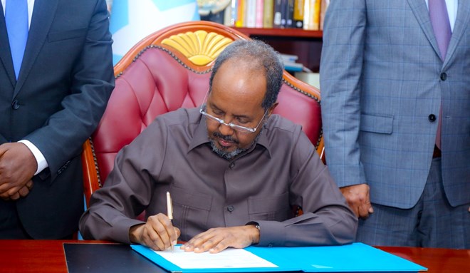 Madaxweyne Xasan Sheikh oo saxiixay saddex sharci oo uu barlamaanku meel mariyay