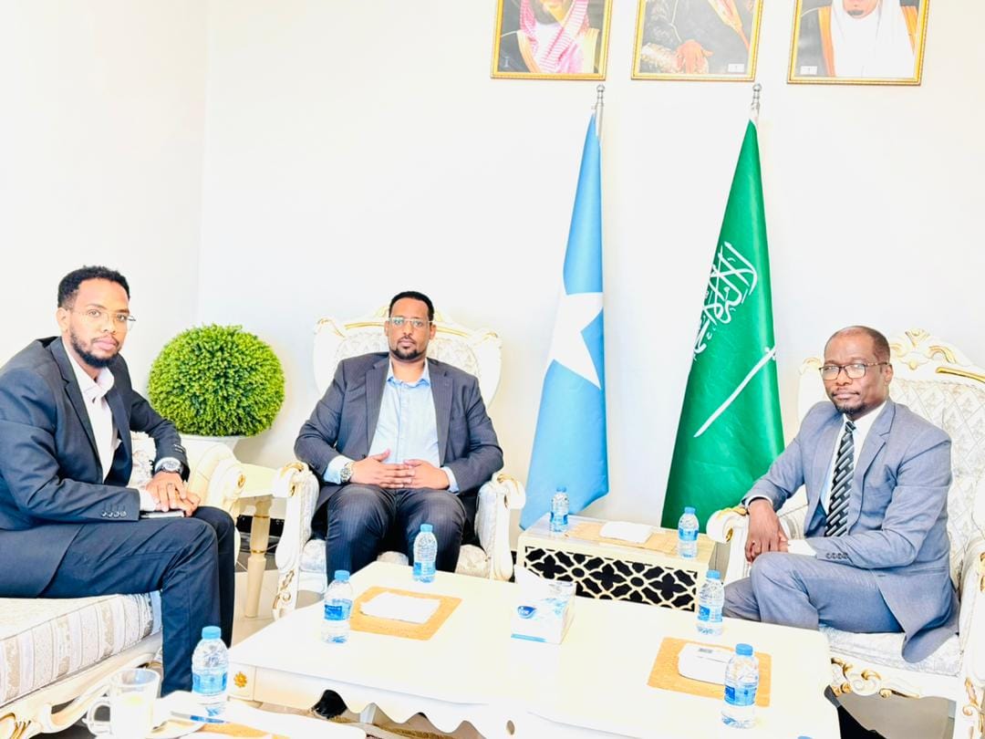 Madaxweyne kuxigeenka Galmudug oo Muqdisho kula kulmay safiirka Sucuudiga ee Soomaaliya