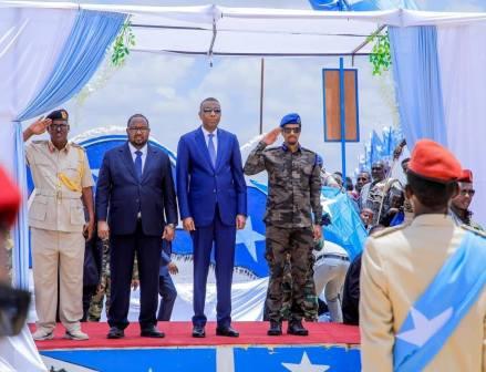 Ra’iisul Wasaare Xamsa Cabdi Barre, iyo wafdi uu hoggaaminayo ayaa si diirran loogu soo dhaweeyay Laascaano