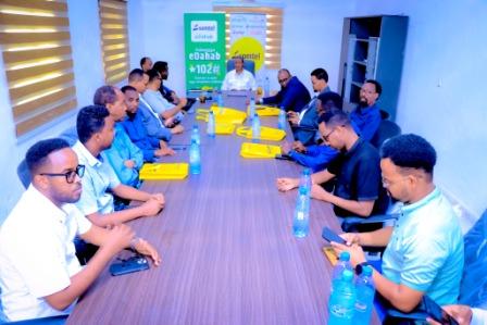 Wasiirka Wasaaradda Warfaafinta Puntland oo ay weheliyaan masuuliyin kale ayaa si rasmi ah u daahfuray Xarunta Wasaaradda Warfaafinta ee qaybta Gobolka Bari oo dib u dhis lagu sameeyay.