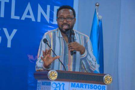 Wasiiru Dawlaha Wasaarada qorshaynta Puntland Faarax Aw-Cismaan ayaa soo xiray Shirweynaha