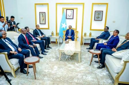 Shirkii Golaha Wadatashiga Qaran oo Xamar ka furmay iyo Wasiir Juxa oo ku sheegay in uu yahay “dhammaadkii Golaha Wadatashiga Qaran” Shirkii Golaha Wadatashiga Qaran oo Xamar ka furmay iyo Wasiir Juxa oo ku sheegay in uu yahay “dhammaadkii Golaha Wadatashiga Qaran”