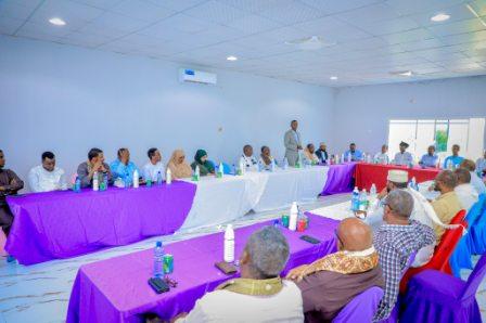 Guddoomiyaha Golaha Caddaaladda iyo Dimuqraadiyadda Dr. Guuleed Saalax masuuliyiin ka tirsan Golaha