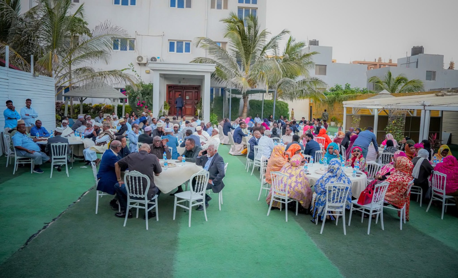 Guddoomiye Ku-xigeenka 2-aad ee Golaha Wakiillada Dowladda Puntland Hon. Mohamed Mahamud Esse ayaa maanta magaalada Garoowe ku soo dhoweeyey Xildhibaannada Puntland ku metela labada Aqal ee Baarlamaanka Federaalka Soomaaliya.