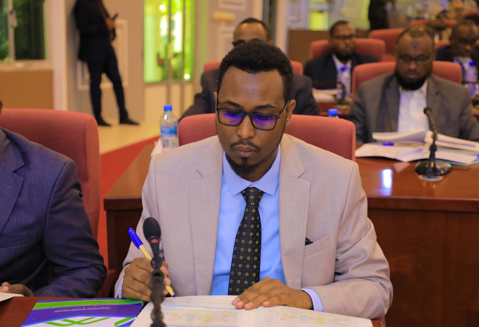 Xildhibaan khadar Faarax oo ka qayb galay kal-fadhigii 58 aad ee barlamaanka Puntland. Xildhibaan khadar Faarax oo ka qayb galay kal-fadhigii 58 aad ee barlamaanka Puntland.