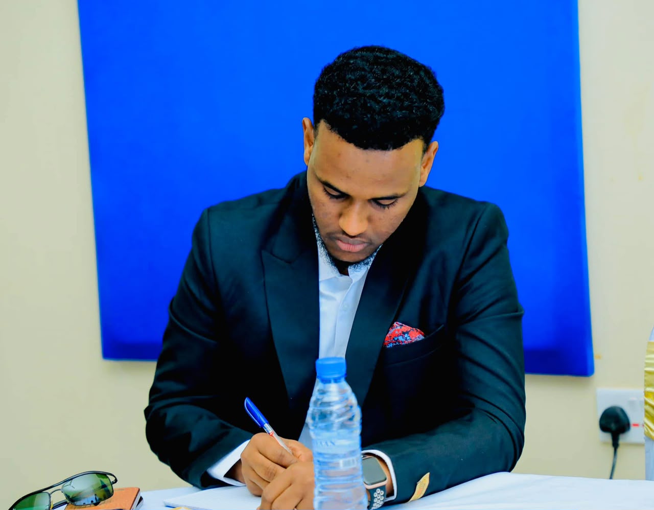 Agaasimaha Warfaafinta Xafiiska Madaxweyne Ku-xigeenka Puntland, Ali Isse Nahar, ayaa ka warbixiyay safarka shaqo ee Madaxweyne Ku-xigeenka Dowladda Puntland uu ku tagay magaalada Gaalkacyo. Agaasimaha Warfaafinta Xafiiska Madaxweyne Ku-xigeenka Puntland, Ali Isse Nahar, ayaa ka warbixiyay safarka shaqo ee Madaxweyne Ku-xigeenka Dowladda Puntland uu ku tagay magaalada Gaalkacyo.