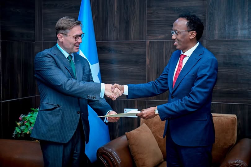 Midowga Yurub oo Safiir usoo Magacaabay Soomaaliya meeshana ka saaray ergaygii gaarka ahaa. Midowga Yurub oo Safiir usoo Magacaabay Soomaaliya meeshana ka saaray ergaygii gaarka ahaa.