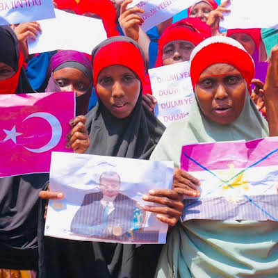 DOOLOW: Bannaanbax lagu diidanyahay TURKIGA iyo siyaasadda hoggaamineed ee Xasan Shiikh oo ka dhacay Doolow oo gobolka Gedo ah.