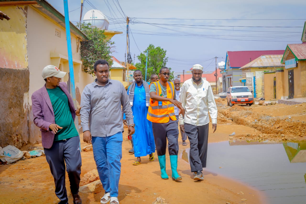 Guddiga hormarinta G. Mudug oo maanta bilaabay biyo kasaarista goobaha biyaha roobku fariisteen.